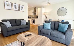 Modern Spacious 2 Bed Apartment, Close To Gunwharf Quays & Historic Dockyard - Balcony, Smart Tv, Free Parking, Wifi, Double Or Single Beds